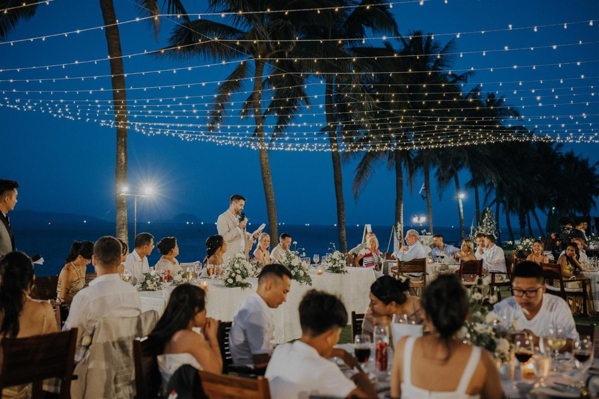 Palm Garden Beach Resort & Spa Hoi An Exteriör bild A wedding reception at a resort in Phuket, Thailand