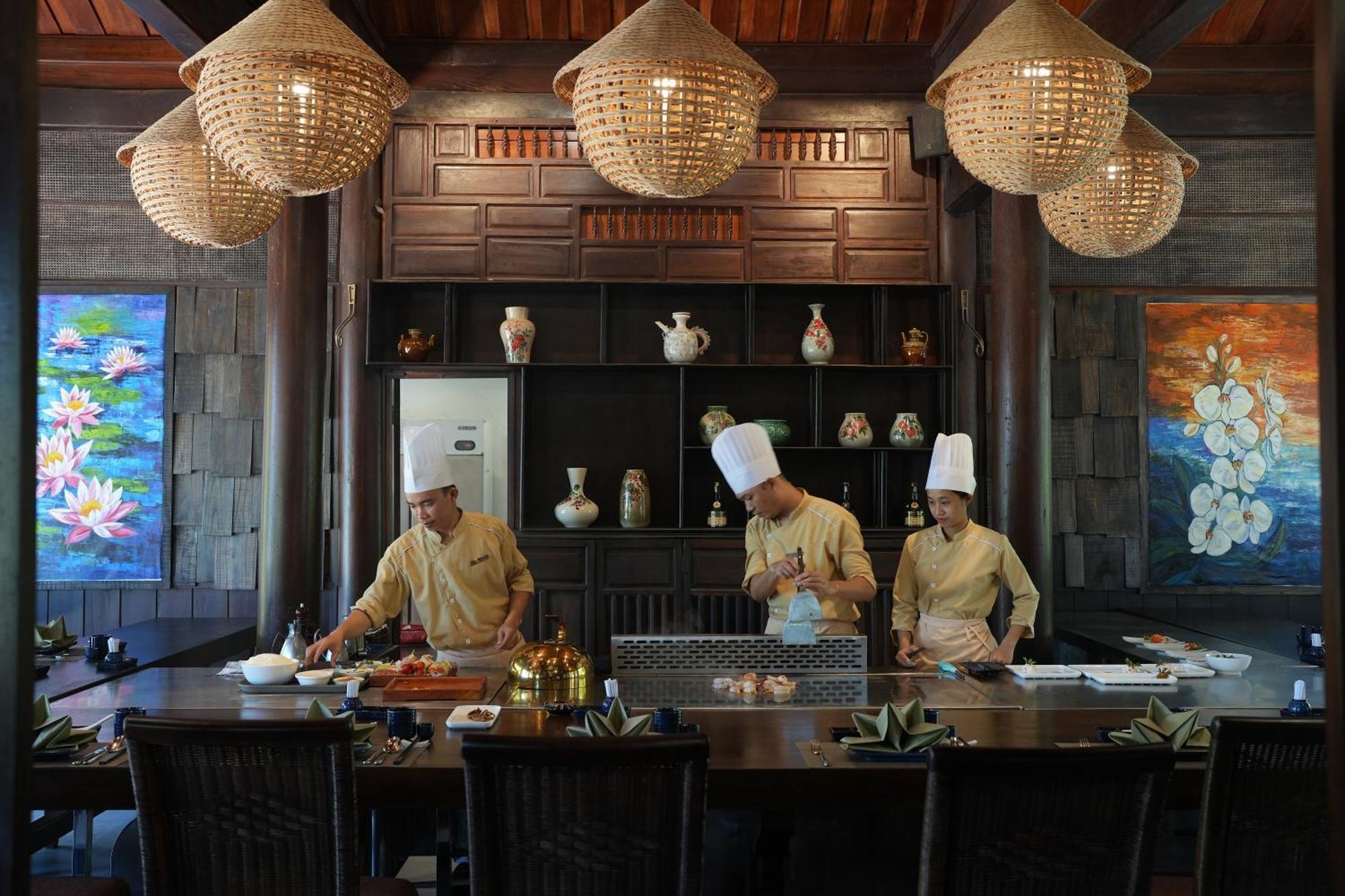 Palm Garden Beach Resort & Spa Hoi An Exteriör bild Thai chefs at work