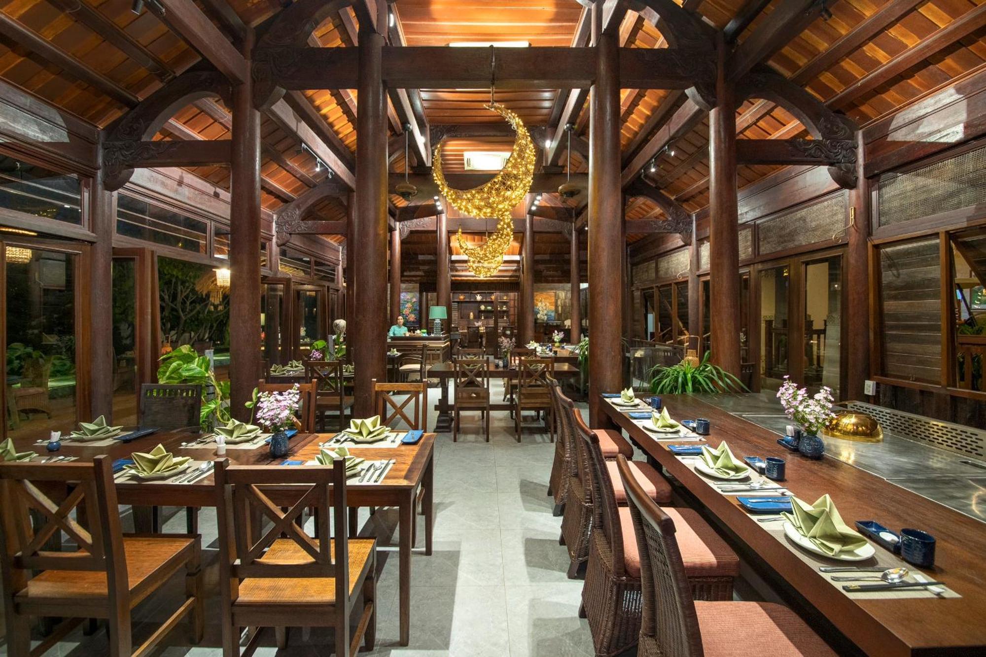 Palm Garden Beach Resort & Spa Hoi An Exteriör bild The interior of the restaurant