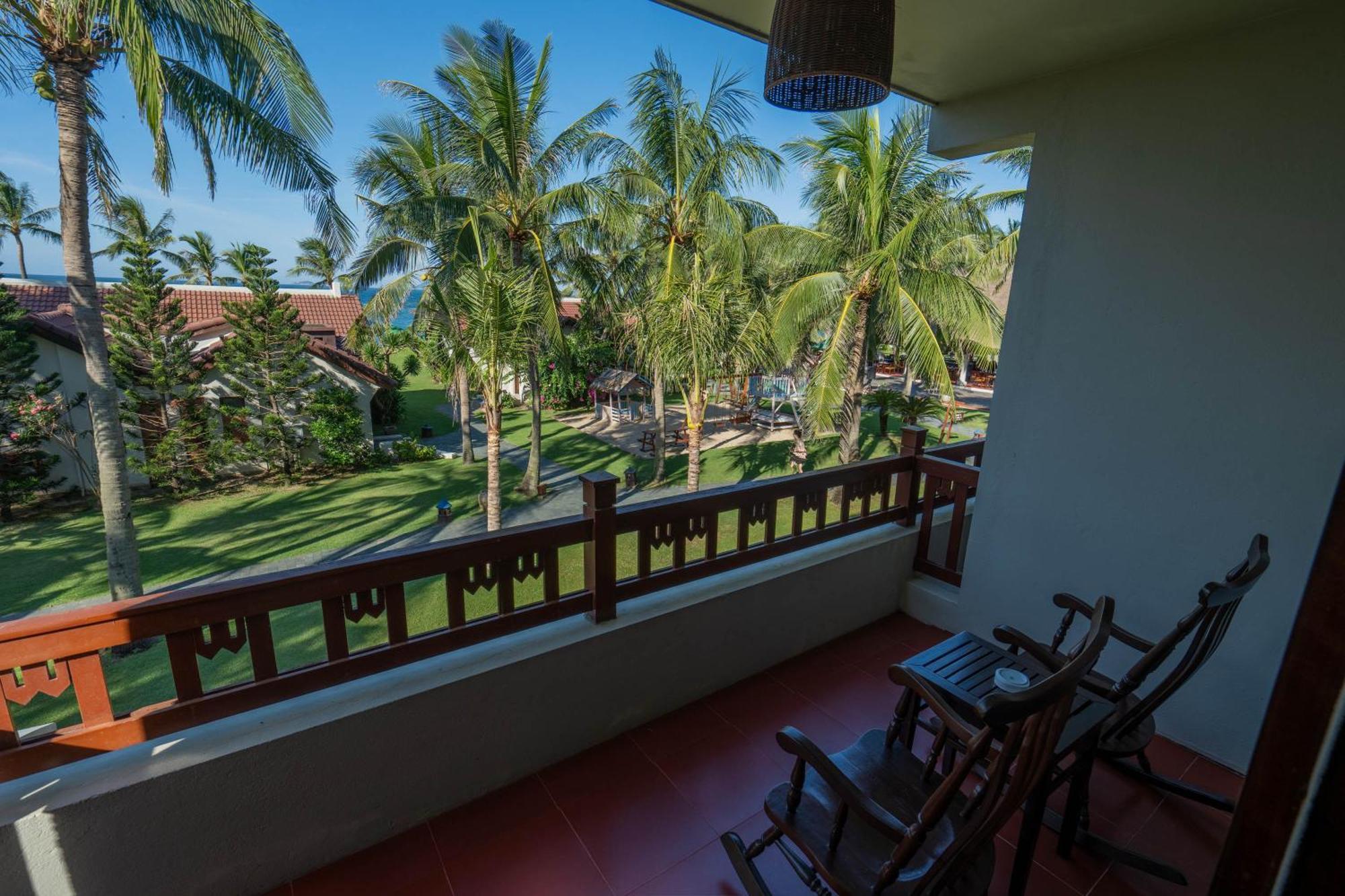 Palm Garden Beach Resort & Spa Hoi An Exteriör bild A balcony in a hotel room