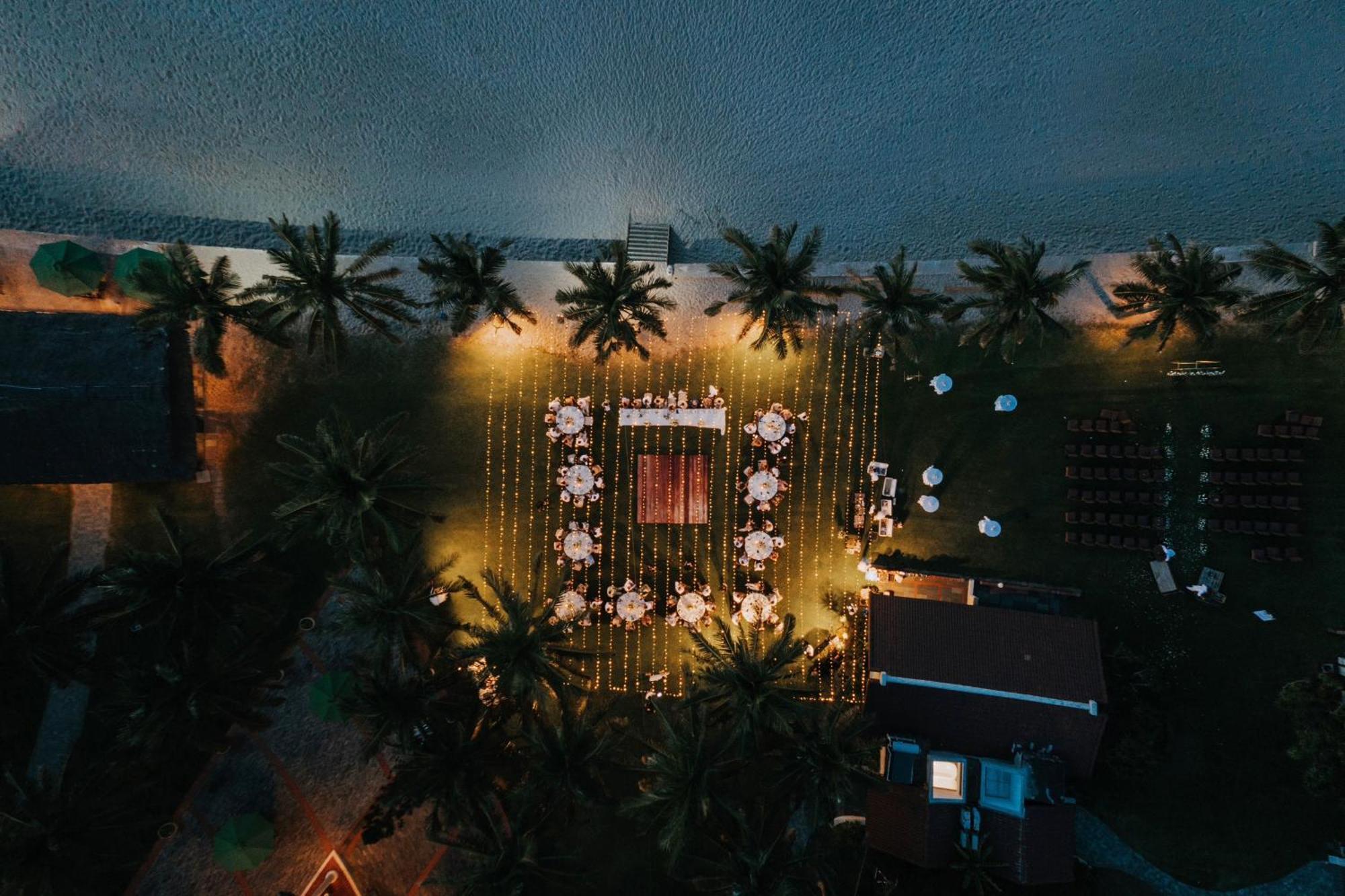 Palm Garden Beach Resort & Spa Hoi An Exteriör bild Aerial view of the house at night