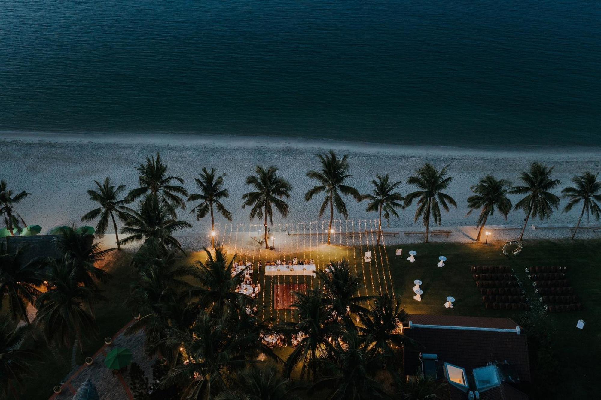 Palm Garden Beach Resort & Spa Hoi An Exteriör bild Aerial view of the beach at night