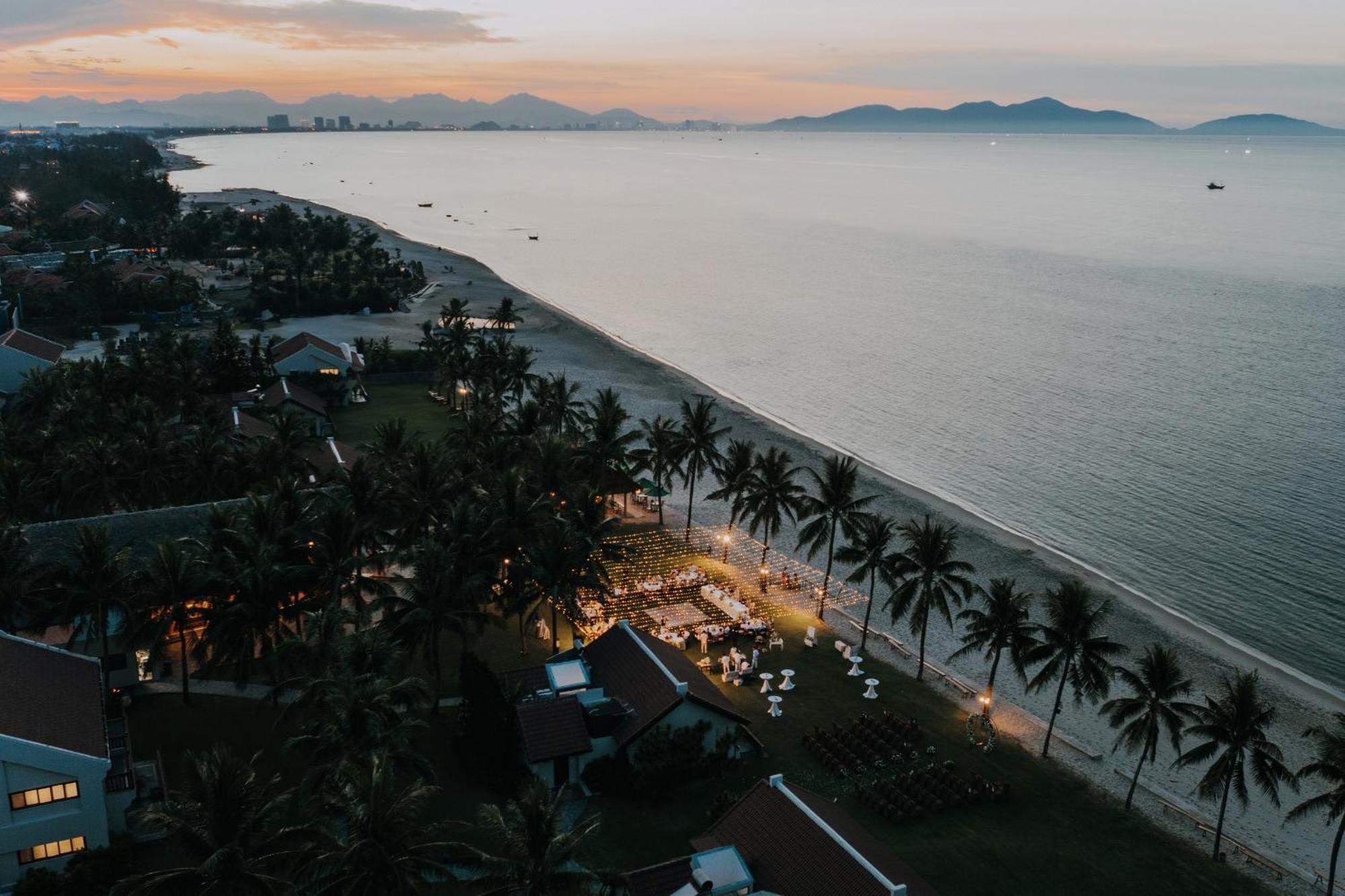 Palm Garden Beach Resort & Spa Hoi An Exteriör bild Aerial view of the beach